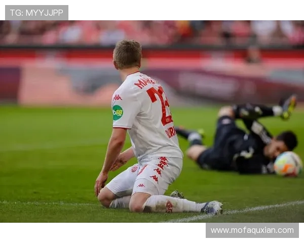 足球明星挑战魔方极限速度,惊艳技巧与激情碰撞的精彩瞬间